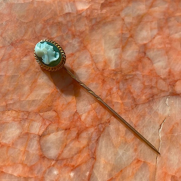 Antique💚14KT💚Gold Cameo Stick Hat Pin Green White Stone - Picture 1 of 8